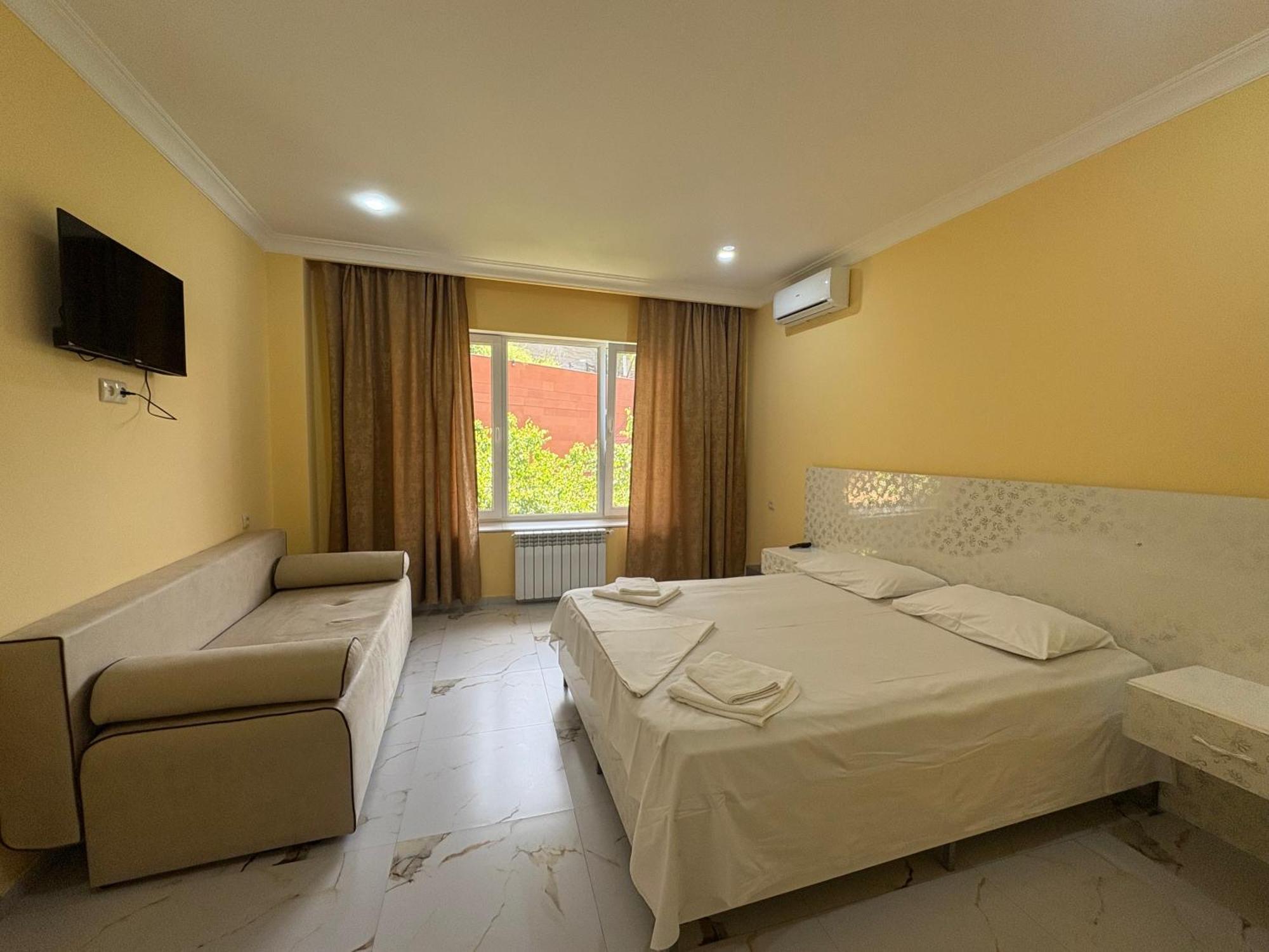 Red Hotel Yerevan Center Exterior foto